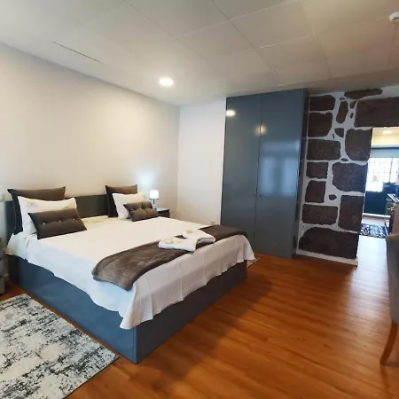 Local F&b 招待所 吉马良斯