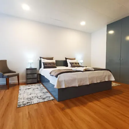 Local F&b 招待所 吉马良斯