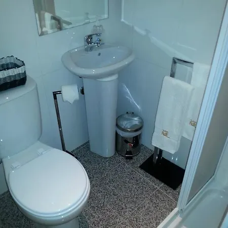 Local F&b 招待所 吉马良斯