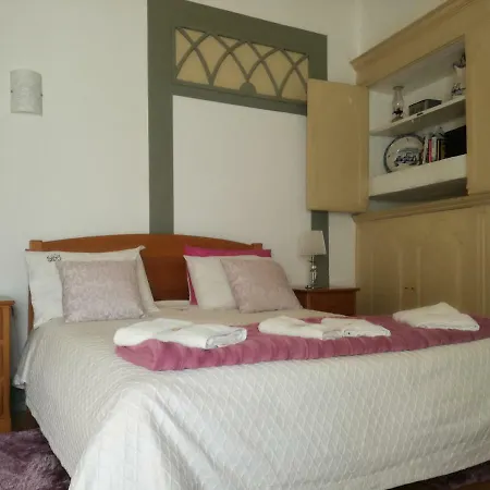 Local F&b 招待所 吉马良斯